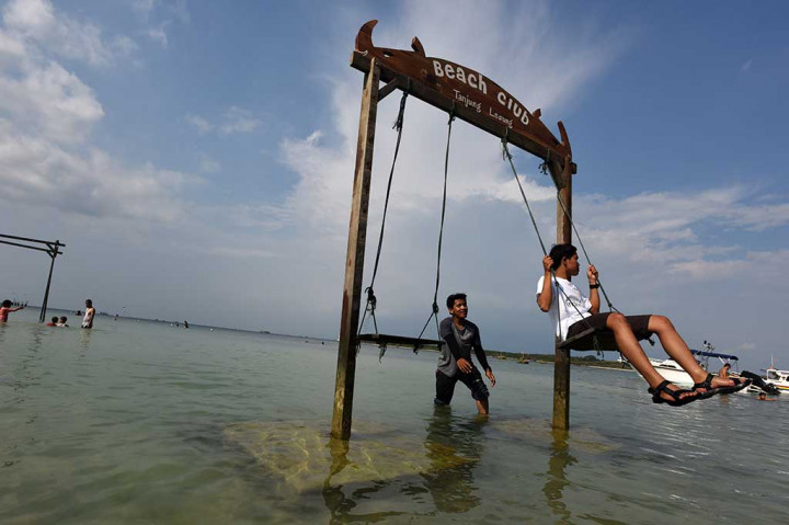 Wisata pantainya juga tidak kalah indahnya. 
