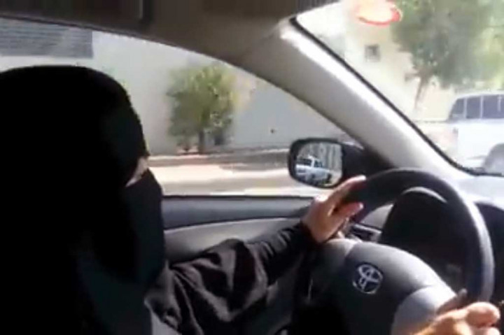 Arab Saudi akan mengizinkan wanita mengemudi mulai Juni 2018. Ini merupakan sebuah keputusan bersejarah yang membuat kerajaan Teluk tersebut menjadi negara terakhir di dunia yang mengizinkan wanita di belakang kemudi.