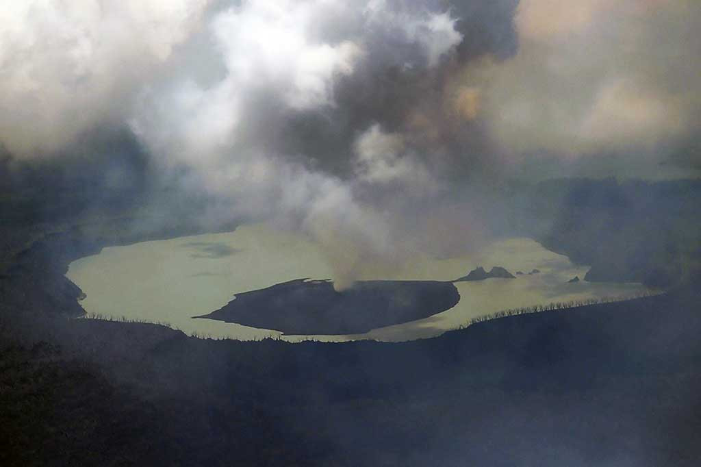 Gunung berapi Manaro Voui, di pusat pulau utara Ambae, meletus setelah berminggu-minggu bergemuruh. Badan Meteorologi dan Bahaya Geologi Vanuatu meningkatkan status gunung tersebut dari tiga menjadi empat pada Sabtu (23/9/2017) lalu.