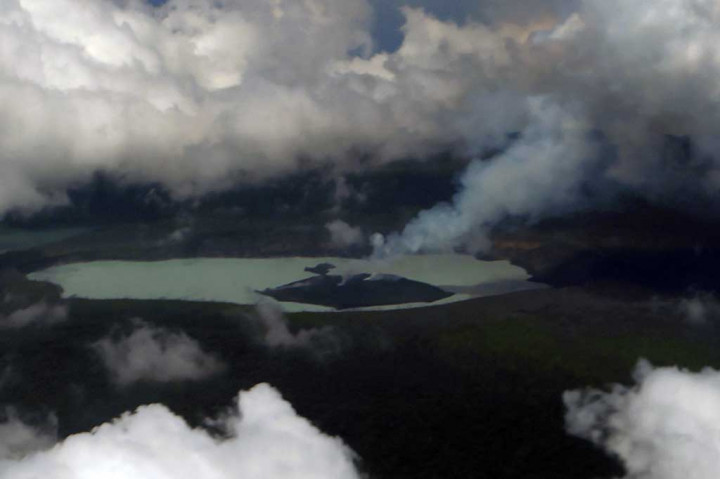 Merespon kondisi tersebut, sekolah-sekolah ditutup dan lebih dari 7 ribu orang -70% populasi Ambae- dievakusi. Pemerintah telah mengalokasikan dana untuk membantu pengungsi di tengah laporan kekurangan makanan dan air bersih.