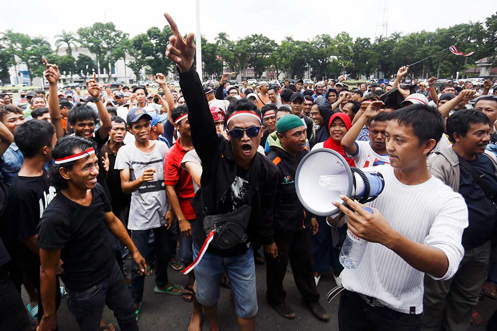 Ratusan sopir angkutan kota (angkot) menyampaikan aspirasinya saat melakukan aksi protes di halaman Kantor Gubernur Sumatera Selatan, Palembang, Sumatera Selatan, Rabu (27/9/2017). ANTARA/Nova Wahyudi