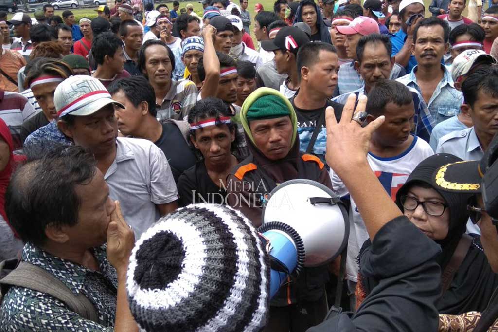 Dalam aksinya mereka menuntut Pemerintah Provinsi Sumsel untuk menghentikan operasional angkutan daring. MI/Dwi Apriani