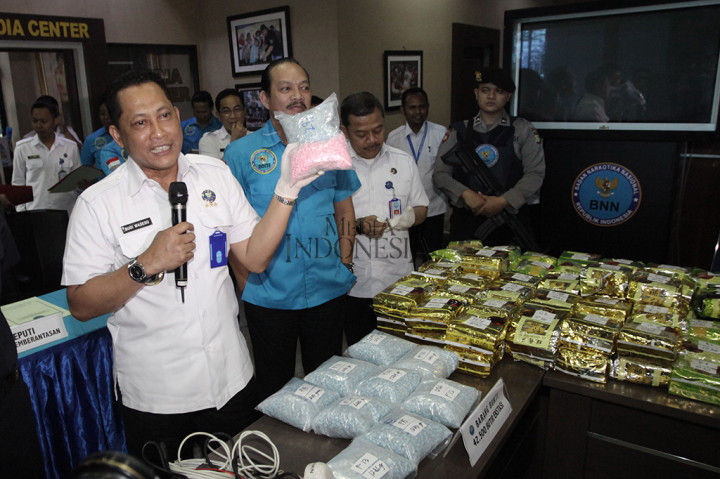 Kepala Badan Narkotika Nasional (BNN) Komjen Pol Budi Waseso menunjukkan barang bukti saat rilis kasus penyeludupan narkotika jenis sabu dan ekstasi di Gedung BNN, Jakarta.