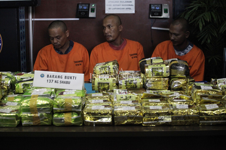 Selanjutnya, setelah dilakukan pengembangan, tim menangkap tiga orang yang berprofesi sebagai nelayan. 