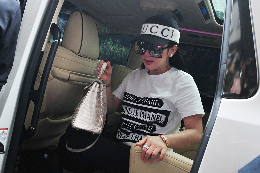 Pelantun Sesuatu tersebut tampil modis dengan mengenakan topi Gucci dan kaos Chanel dan legging Balenciaga.