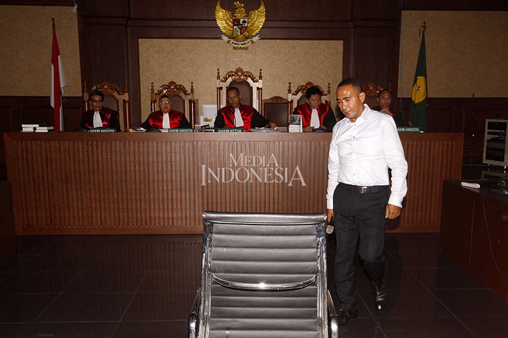 Bupati nonaktif Buton Samsu Umar Abdul Samiun divonis 3 tahun 9 bulan penjara oleh majelis hakim pada Pengadilan Tindak Pidana Korupsi Jakarta.
