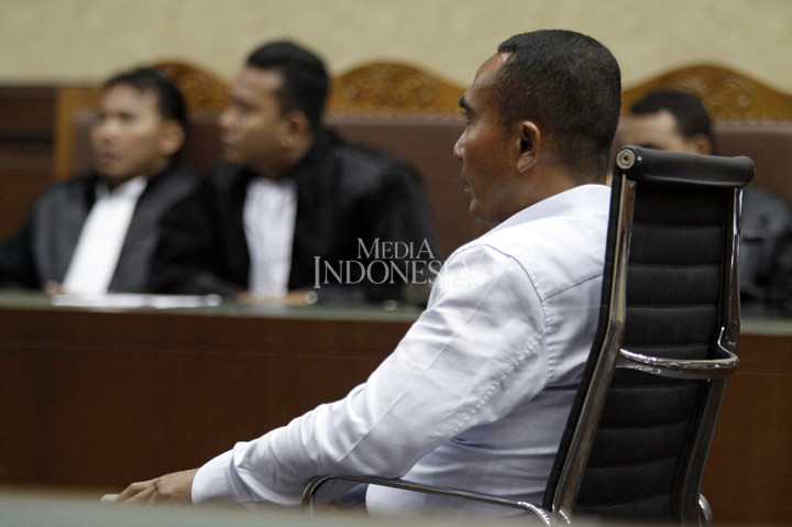 Samsu juga diwajibkan membayar denda Rp 150 juta subsider 3 bulan kurungan.
