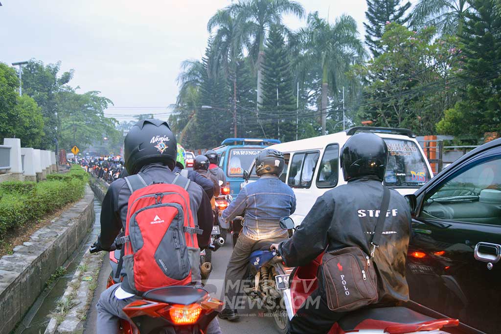 Arus lalu lintas di Jalan Pondok Cabe Raya, Pamulang, Tangerang Selatan dari arah Simpang Gaplek maupun Cirendeu, Kamis (28/9/2017) pagi tersendat. Hal ini akibat adanya perbaikan jembatan di dekat Universitas Terbuka Pondok Cabe dan Sekolah Kharisma Bangsa.