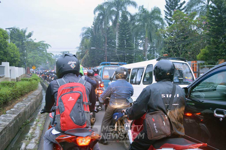 Arus lalu lintas di Jalan Pondok Cabe Raya, Pamulang, Tangerang Selatan dari arah Simpang Gaplek maupun Cirendeu, Kamis (28/9/2017) pagi tersendat. Hal ini akibat adanya perbaikan jembatan di dekat Universitas Terbuka Pondok Cabe dan Sekolah Kharisma Bangsa.