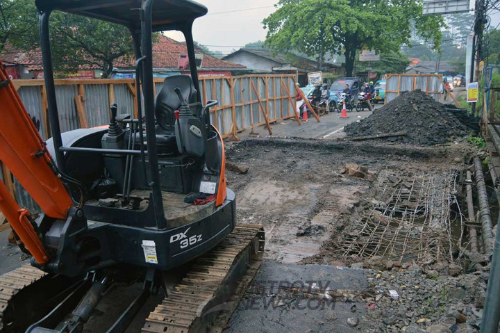 Penghancuran separuh jembatan untuk proyek peninggian tersebut telah dilakukan mulai Selasa (26/9/2017).