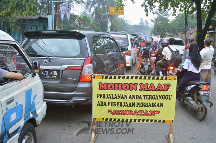Untuk menghindari kemacetan, pengguna jalan disarankan  mencari jalur alternatif, seperti Jalan Ciputat Raya maupun jalur atlernatif lainnya.