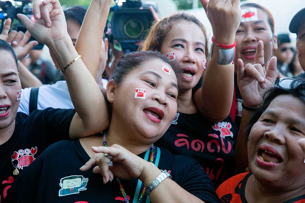 Keputusan tersebut ditokak oleh puluhan pendukung Yingluck yang hadir di persignan meski idola mereka tidak berada di tempat.