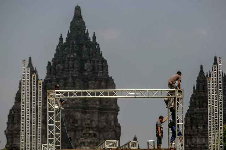 Konser band rock progresif asal Amerika Serikat, Dream Theater, bertajuk Jogjarockarta pada 29-30 September itu batal digelar di Candi Prambanan setelah mendapatkan penolakan dari sejumlah elemen masyarakat seperti Ikatan Ahli Arkeologi Indonesia (IAAI) karena berpotensi merusak strukur bangunan candi. 