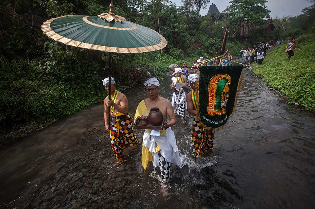 Warga mengikuti kirab saat acara Merti Kali bertajuk 'Memuliakan Air, Merajut Budaya' di Kali Kuning, Sempu, Wedomartani, Sleman, DI Yogyakarta, Kamis (28/9/2017).