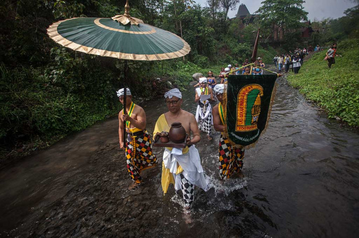 Warga mengikuti kirab saat acara Merti Kali bertajuk 'Memuliakan Air, Merajut Budaya' di Kali Kuning, Sempu, Wedomartani, Sleman, DI Yogyakarta, Kamis (28/9/2017).