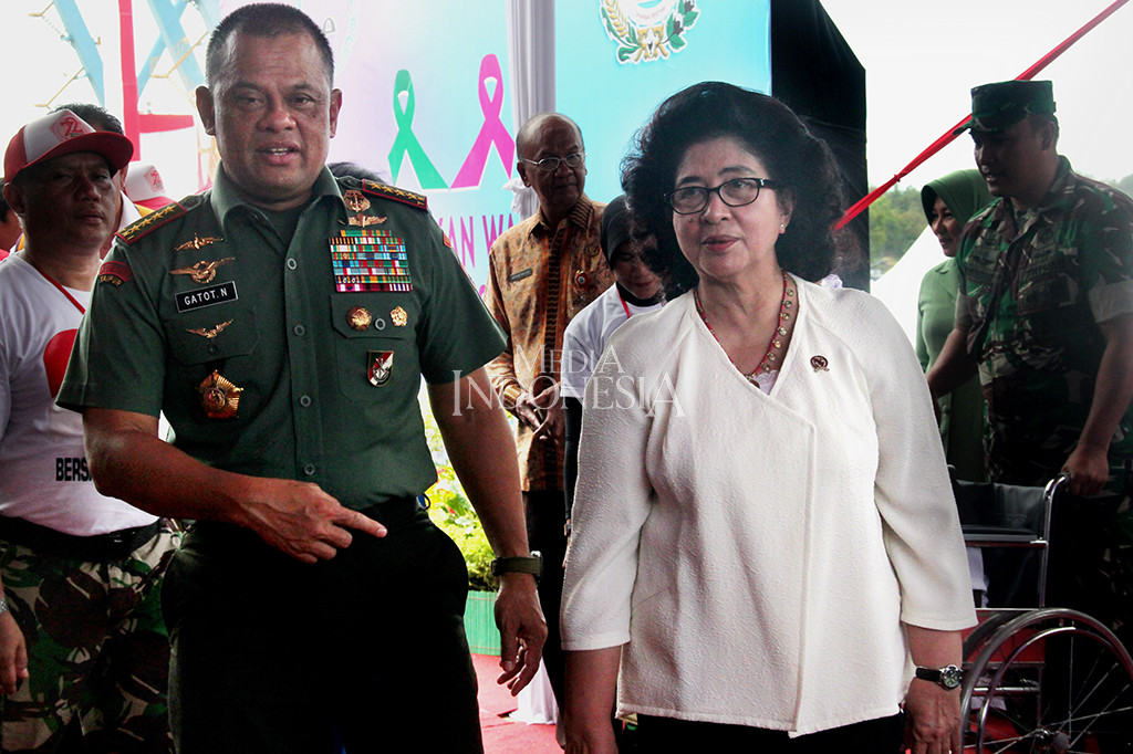 Panglima TNI Jenderal Gatot Nurmantyo bersama kepala staf angkatan darat, laut, dan udara, serta Menteri Kesehatan Nila F Moeloek hadir dalam acara Baksoskes tersebut.