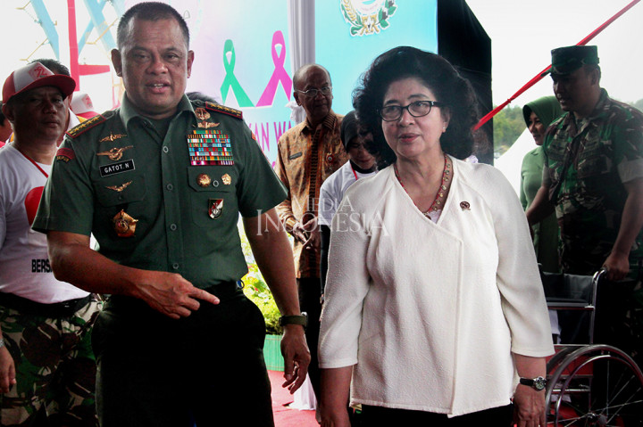 Panglima TNI Jenderal Gatot Nurmantyo bersama kepala staf angkatan darat, laut, dan udara, serta Menteri Kesehatan Nila F Moeloek hadir dalam acara Baksoskes tersebut.