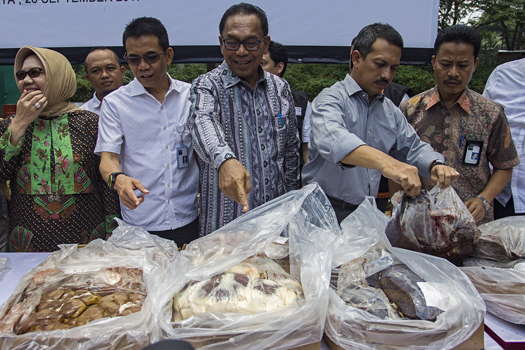 Kemenag bersama pelaku usaha memusnahkan sedikitnya 47 ton daging beku kedaluwarsa dan 21 ton gula kristal rafinasi (GKR) yang merembes ke pasar. 
