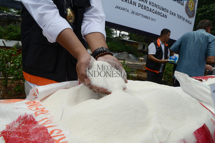 Sementara itu, pelaku pelanggaran telah diberikan sanksi administratif berupa penghentian izin pemasokan.