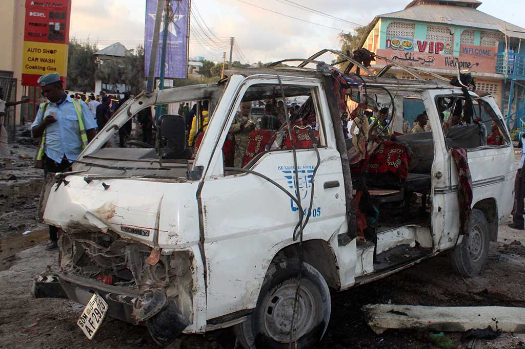 Tujuh orang tewas dan 10 lainnya cedera dalam ledakan bom mobil di satu pasar padat pengunjung tersebut. Semua korban tewas merupakan penumpang kendaraan umum saat ledakan terjadi.