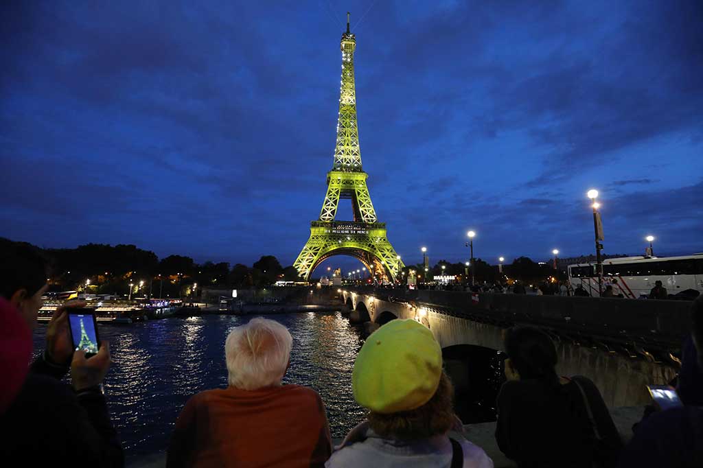 Menara Eiffel merupakan salah satu monumen paling populer di dunia, menarik lebih dari 5,8 juta pengunjung tahun lalu.
