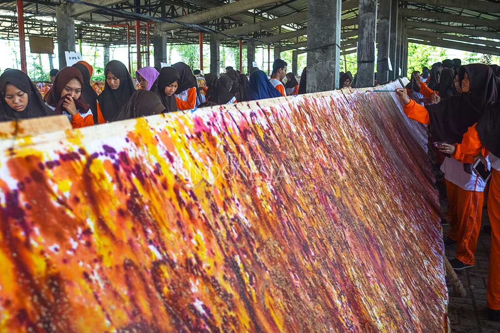 Pada kegiatan yang gelar di area parkir SMAN 1 Sokaraja, Jumat (29/9/2017) tersebut, siswa menerapkan metode ciprat, yakni dengan memercikkan pewarna pada kain sepanjang 142,5 meter yang sebelumnya telah diberi motif menggunakan malam.