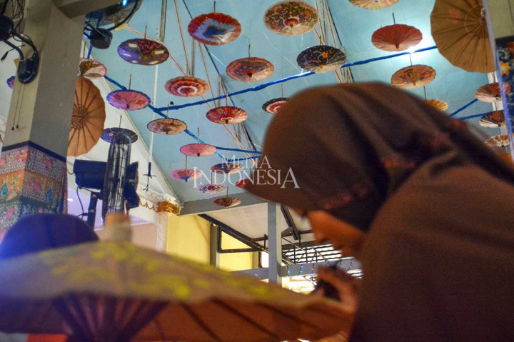 Selain di kain, para siswa juga membatik dengan media payung yang berjumlah sekitar 90 buah.