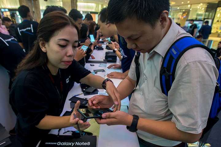 Gawai tersebut dibandrol dengan harga normal Rp12.999.000 per unitnya. Pada penjualan perdana tersebut, pembeli akan mendapat bonus berupa leather case Tumi, voucher aksesori dan Baskin Robbins.