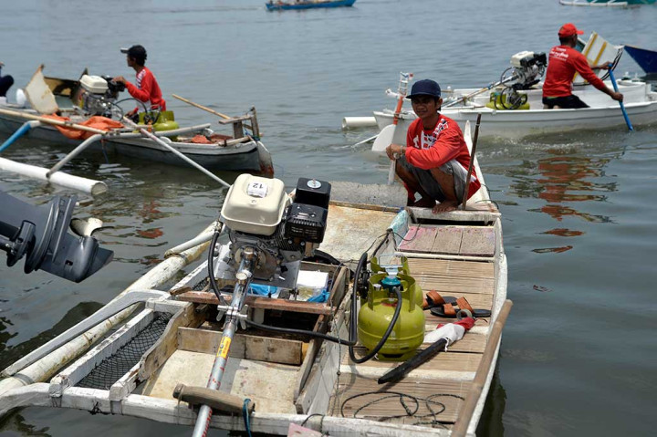 Para nelayan penerima bantuan memanfaatkan pemberian paket perdana konversi BBM ke BBG di Anjungan Losari, Makassar.