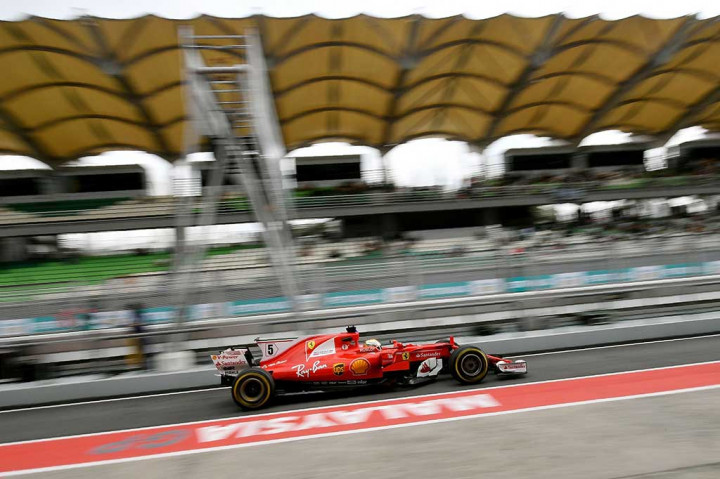 Pembalap Ferrari Sebastian Vettel memacu kendaraannya pada latihan bebas kedua GP Malaysia, di Sepang, Jumat (29/9/2017). Vettel mencatat waktu tercepat dengan 1 menit 31.261 detik di sirkuit sepanjang 5.543 km tersebut.