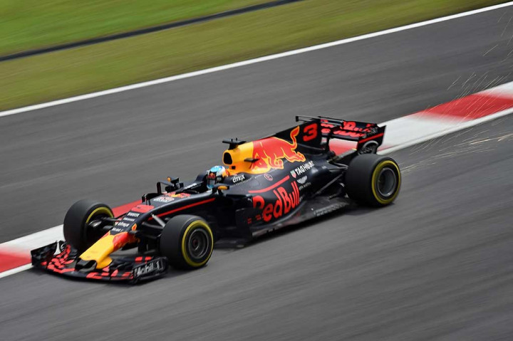 Pembalap Red Bulls Daniel Ricciardo dan Max Verstappen berada di urutan ketiga dan keempat.