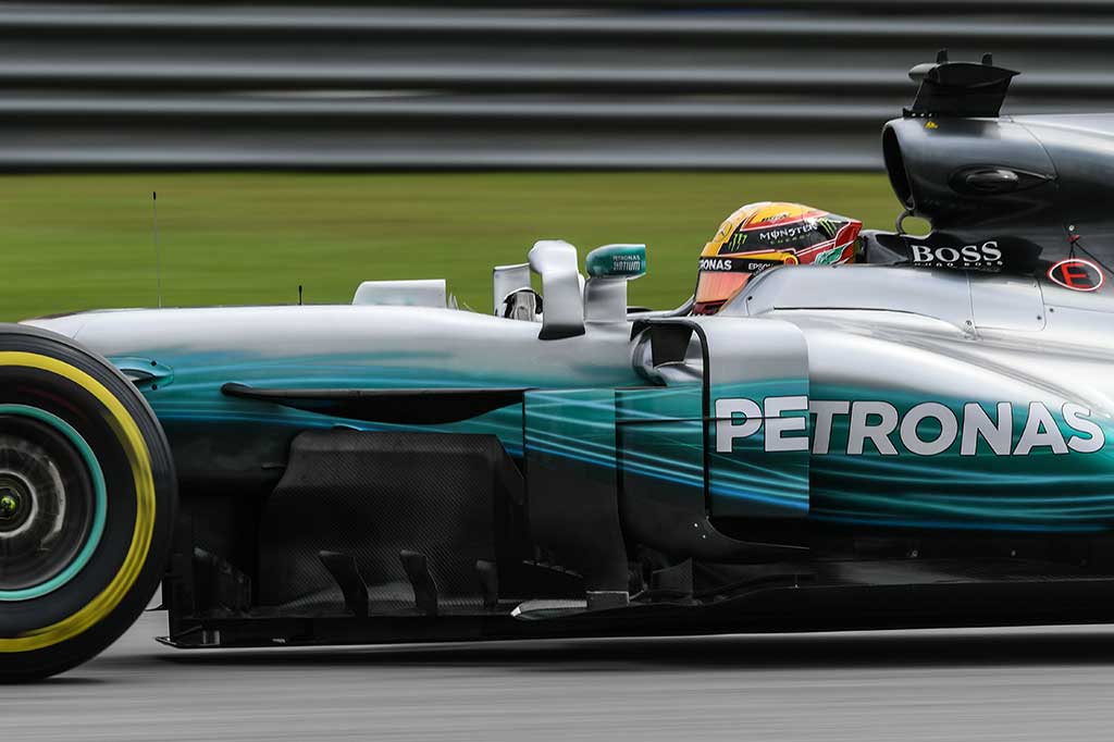 Sementara pemimpin klasemen Lewis Hamilton tercepat keenam dengan Valtteri Bottas ketujuh.