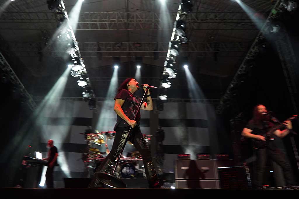 Personel Dream Theater yang terdiri dari James LaBrie (vokal), John Petrucci (gitar), dan Jordan Rudess (keyboard) beraksi pada konser JogjaROCKarta International Music Festival 2017 di Stadion Kridosono, Yogyakarta.