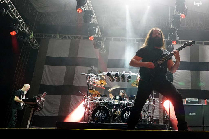Dream Theater menyuguhkan konser itu untuk merayakan 25 tahun album kedua mereka, Images and Words, yang dirilis pada 1992.