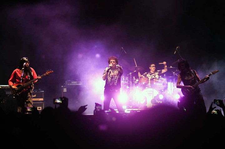 Saat tampil di JogjaROCKarta grup rock legendaris Indonesia God Bless membawakan 12 lagu andalannya, di antaranya Semut Hitam hingga Rumah Kita. 