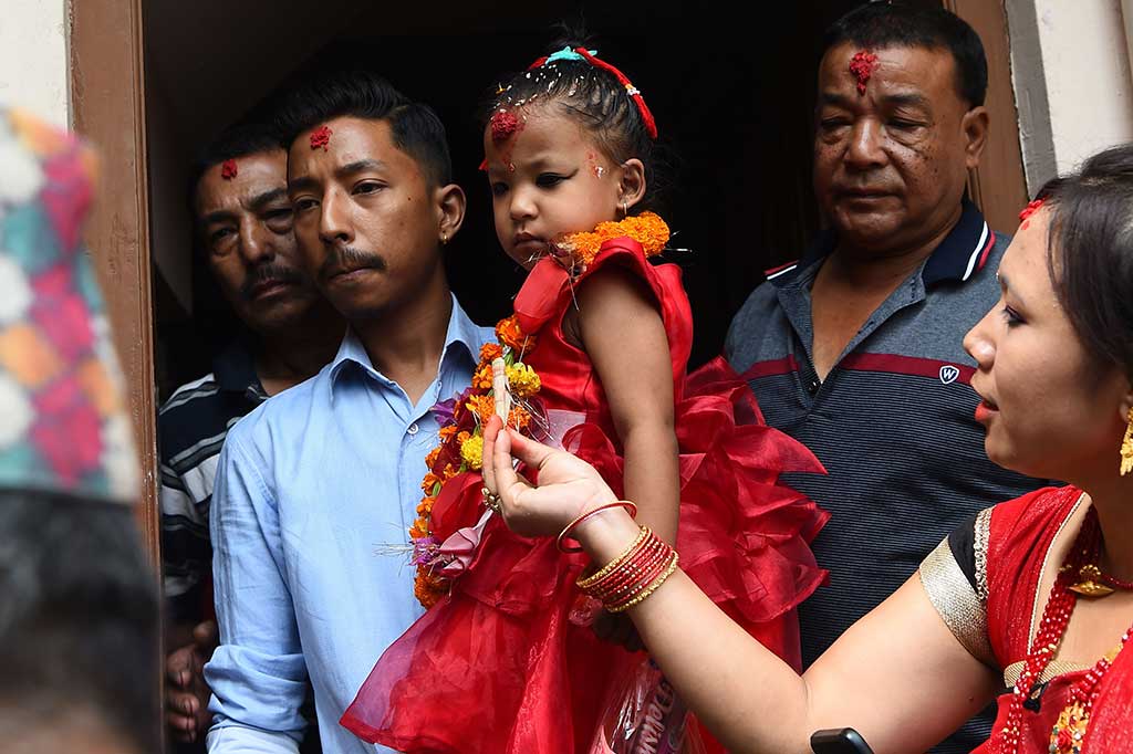 Dengan mengenakan gaun merah, Trishna dibawa dari rumah keluarganya untuk tinggal di sebuah istana di Durbar Square, Kathmandu, dimana dia akan dirawat oleh pengasuh yang ditunjuk secara khusus.