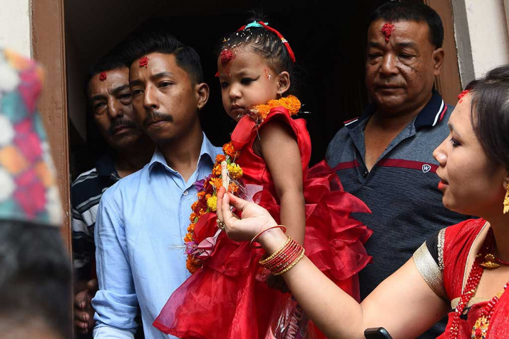 Dengan mengenakan gaun merah, Trishna dibawa dari rumah keluarganya untuk tinggal di sebuah istana di Durbar Square, Kathmandu, dimana dia akan dirawat oleh pengasuh yang ditunjuk secara khusus.