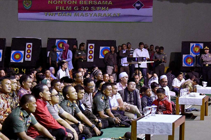 Presiden yang datang sejak pukul 20.05 WIB, tidak bergeser dari tempat duduknya sampai penayangan berakhir. Film berdurasi kurang lebih empat jam tersebut berakhir pada pukul 00.35 WIB.