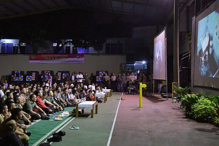 Panglima TNI  ketika dimintai keterangan menyatakan bahwa Presiden sangat serius menonton film tersebut. 