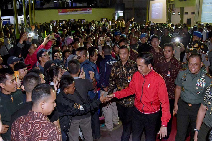 Presiden didampingi Panglima TNI menyapa warga seusai menonton bareng film 'Pengkhianatan G30S/PKI'.