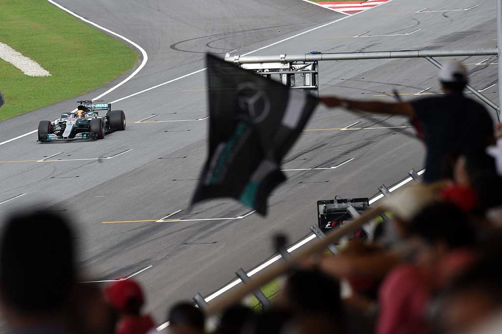 Pembalap Inggris tersebut mencatatkan waktu 1 menit dan 30,076 detik. Ini merupakan pole position yang ke-70 sepanjang karirnya.