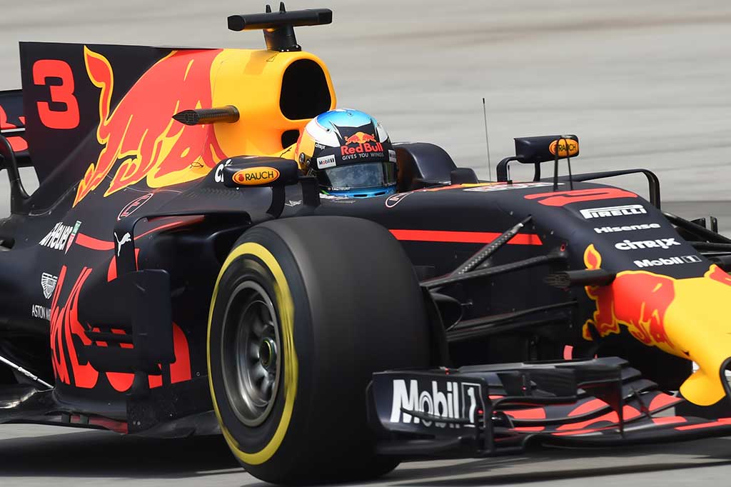 Diikuti dua pembalap Red Bull Max Verstappen dan Daniel Ricciardo di urutan ketiga dan keempat.