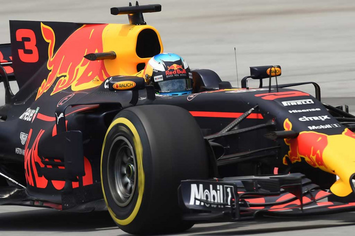 Diikuti dua pembalap Red Bull Max Verstappen dan Daniel Ricciardo di urutan ketiga dan keempat.
