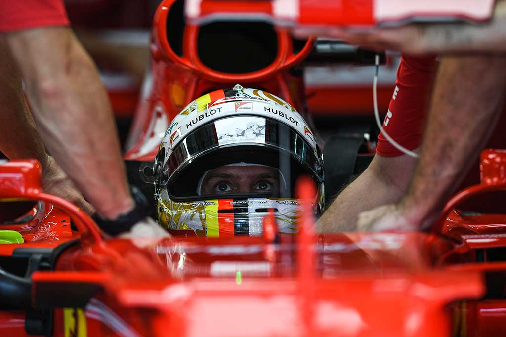 Sementara itu saingan Hamilton, pembalap Ferrari, Sebastian Vettel akan star dari posisi paling belakang karena mengalami masalah pada turbo mobilnya dan terpaksa melakukan pergantian mesin.