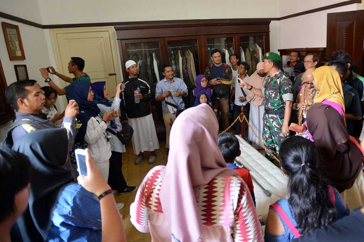 Seorang personel TNI AD memberikan penjelasan kepada warga yang mengunjungi Museum A.H Nasution di Jakarta, Sabtu (30/9/2017). ANTARA/Wahyu Putro A