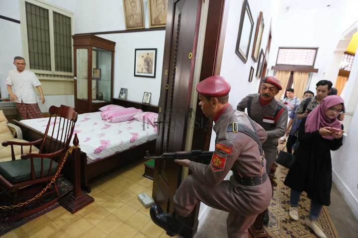 Warga antusias mengunjungi dan memperhatikan ragam diorama di Museum A.H Nasution. MI/Ramdani