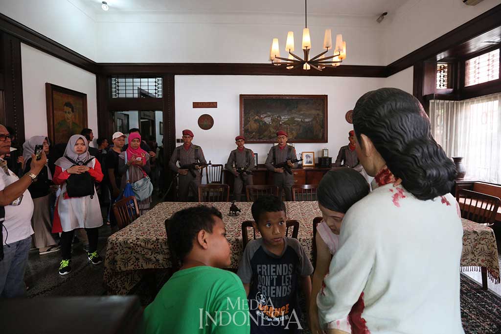 Warga mengamati diorama yang menggambarkan meninggalnya Ade Irma Suryani, putri bungsu Nasution yang saat itu berumur 5 tahun. Ade Irma meninggal akibat tertembus peluru yang dilepaskan oleh pasukan Tjakrabirawa. MI/Ramdani