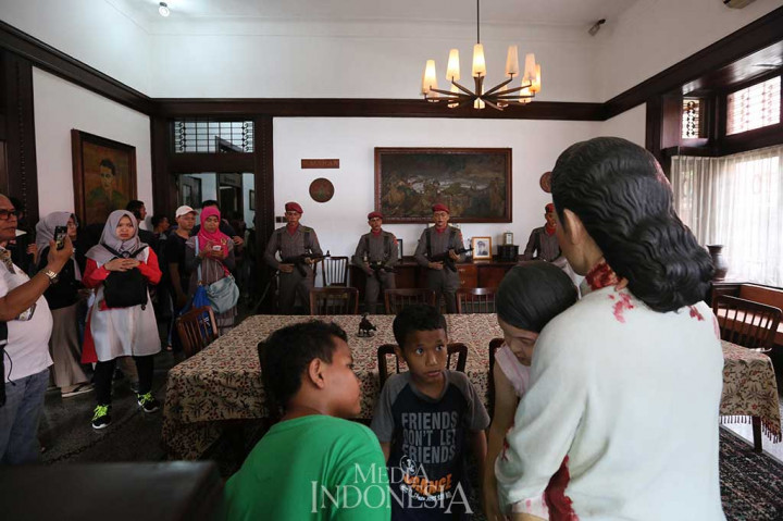 Warga mengamati diorama yang menggambarkan meninggalnya Ade Irma Suryani, putri bungsu Nasution yang saat itu berumur 5 tahun. Ade Irma meninggal akibat tertembus peluru yang dilepaskan oleh pasukan Tjakrabirawa. MI/Ramdani