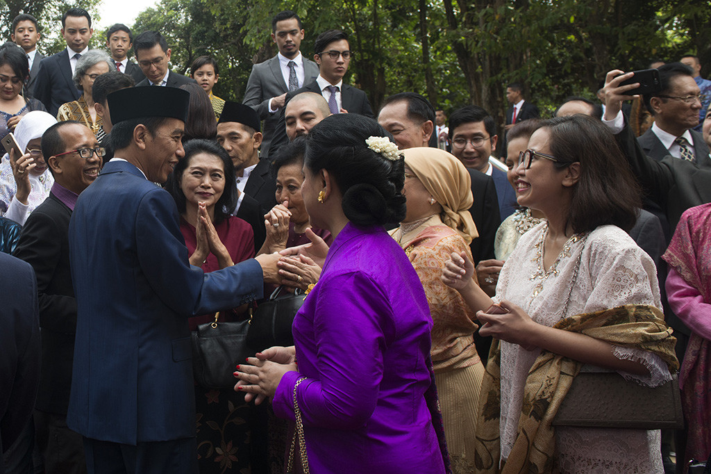 Presiden Joko Widodo bersalaman dengan kerabat para jenderal korban peristiwa G30 S/PKI seusai upacara peringatan Hari Kesaktian Pancasila di Monumen Pancasila Sakti, Lubang Buaya, Jakarta.