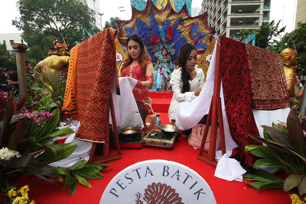 Peserta mengikuti Parade Batik Nusantara saat Hari Bebas Kendaraan Bermotor (HBKB), di kawasan Sarinah, Jakarta.